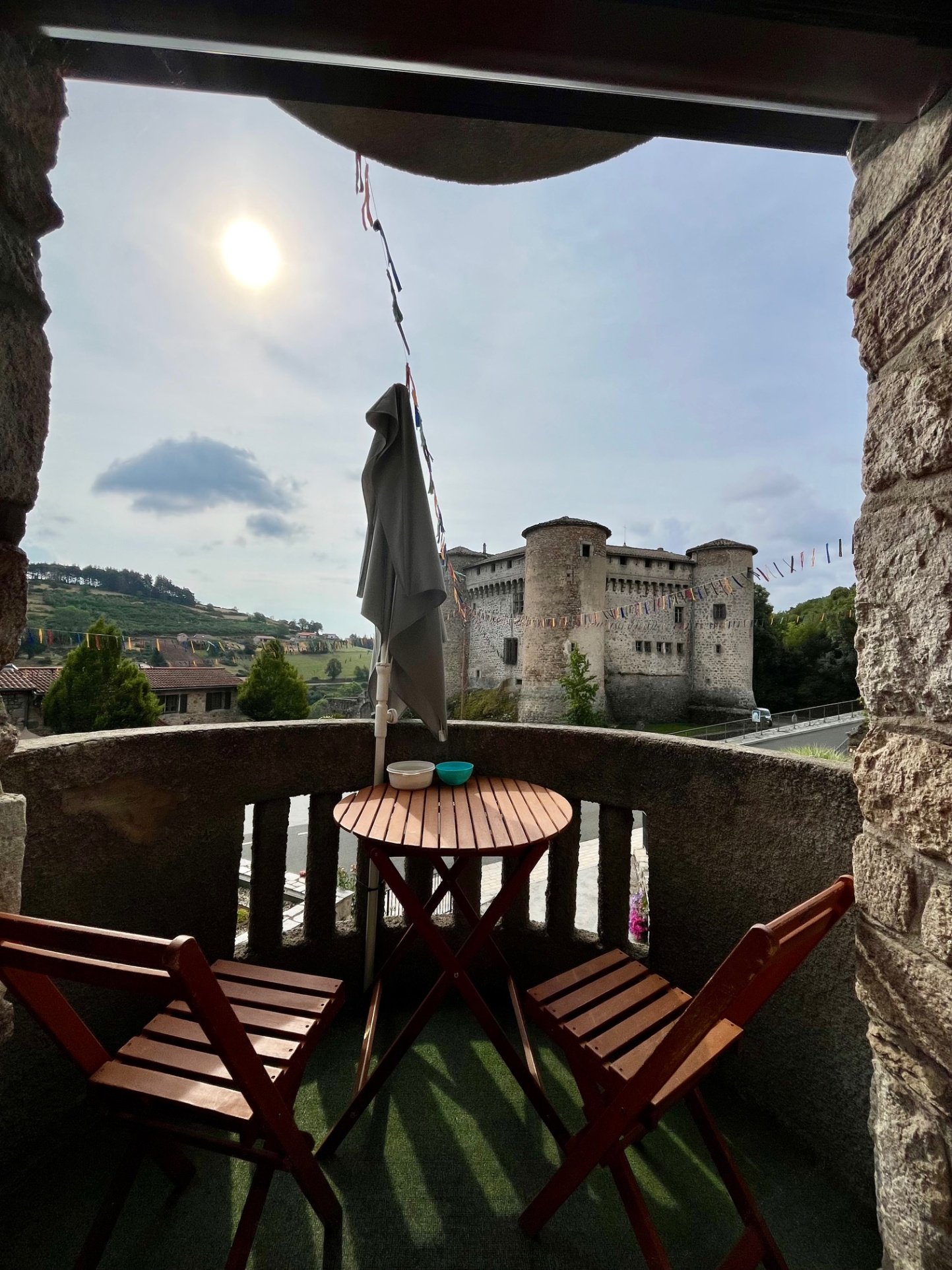 Appartement 2 chambres avec balcon et vue imprenable sur le château   Chalmazel