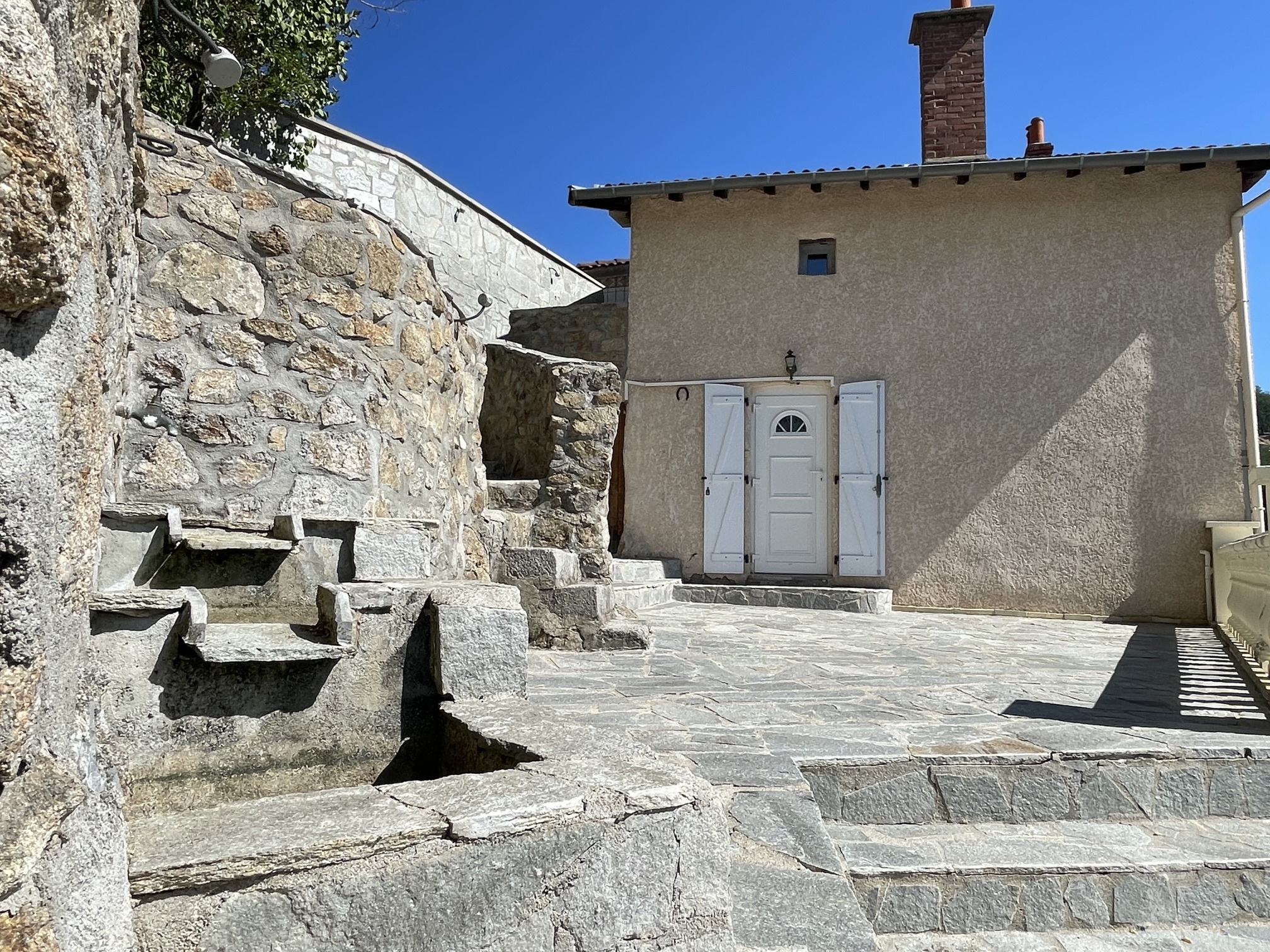 GRANDE MAISON AVEC BEAUCOUP DE CACHET